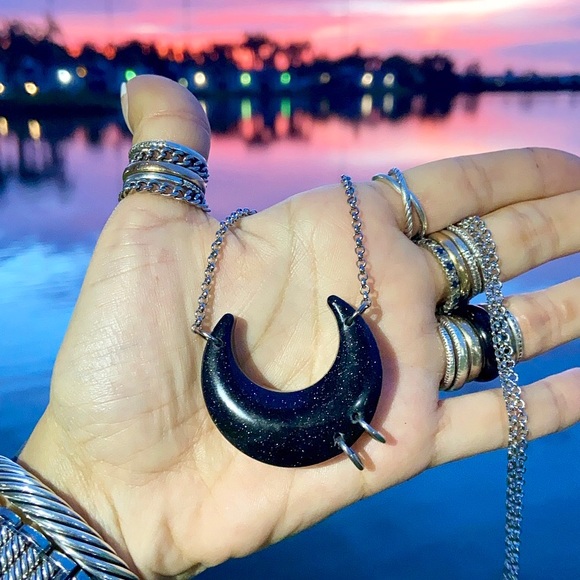 Black & glitter resin pierced moon necklace - Picture 3 of 13